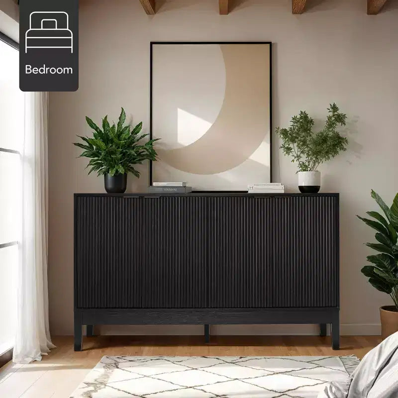 Aufbewahrungsschrank mit 4 Türen und Rillenoptik, Türen mit Soft-Close-Funktion, vielseitiges Akzentmöbel