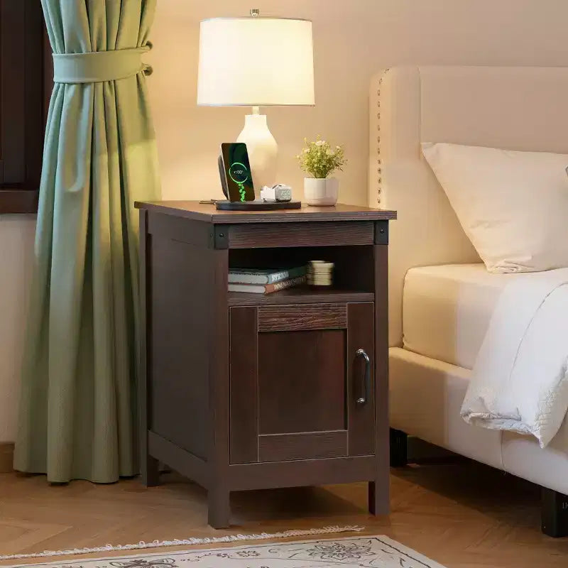 Beistelltisch im Landhausstil fürs Wohnzimmer, als Nachttisch mit Ladestation