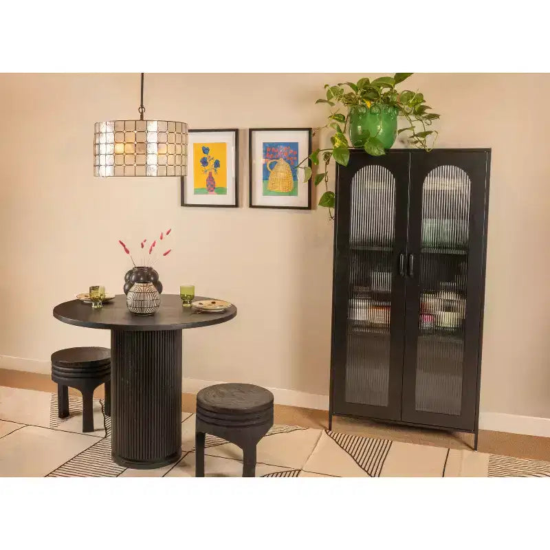 Hohe Vitrine aus Metall, schwarz