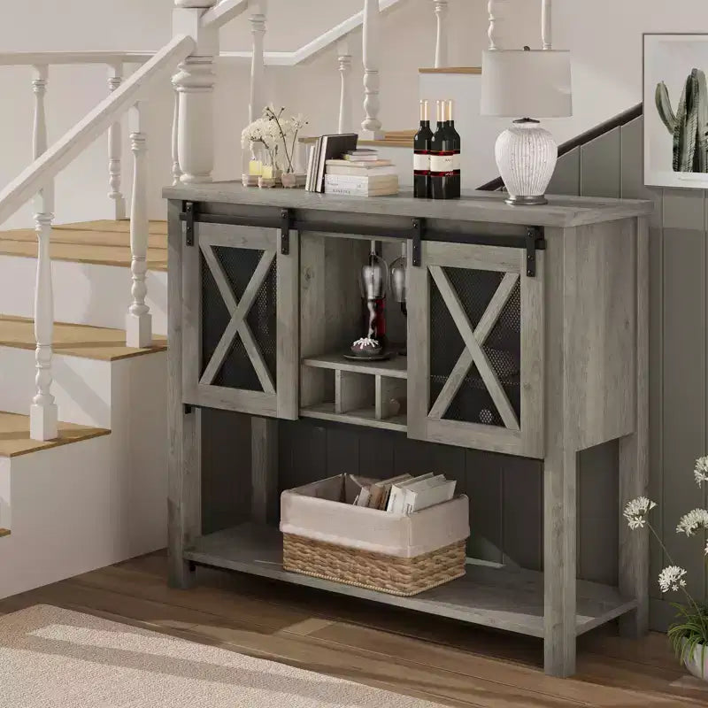 Aparador estilo granja con almacenamiento, mesa para café con puerta corrediza de metal y malla estilo granero, aparador de almacenamiento para cocina con estante inferior