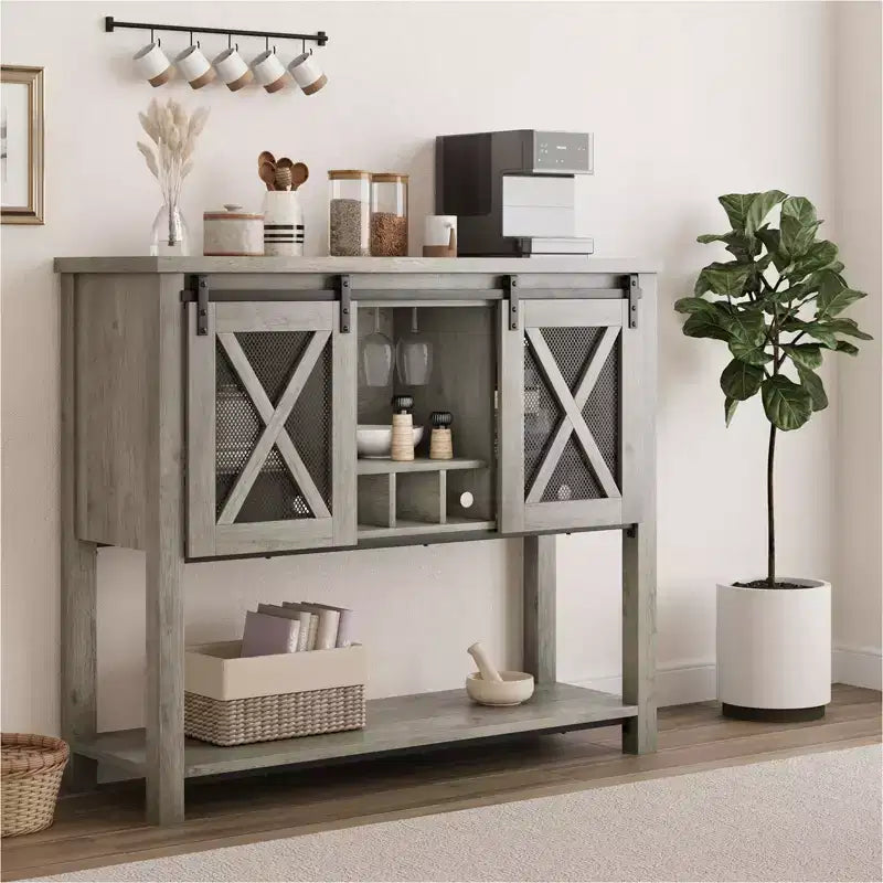 Aparador estilo granja con almacenamiento, mesa para café con puerta corrediza de metal y malla estilo granero, aparador de almacenamiento para cocina con estante inferior