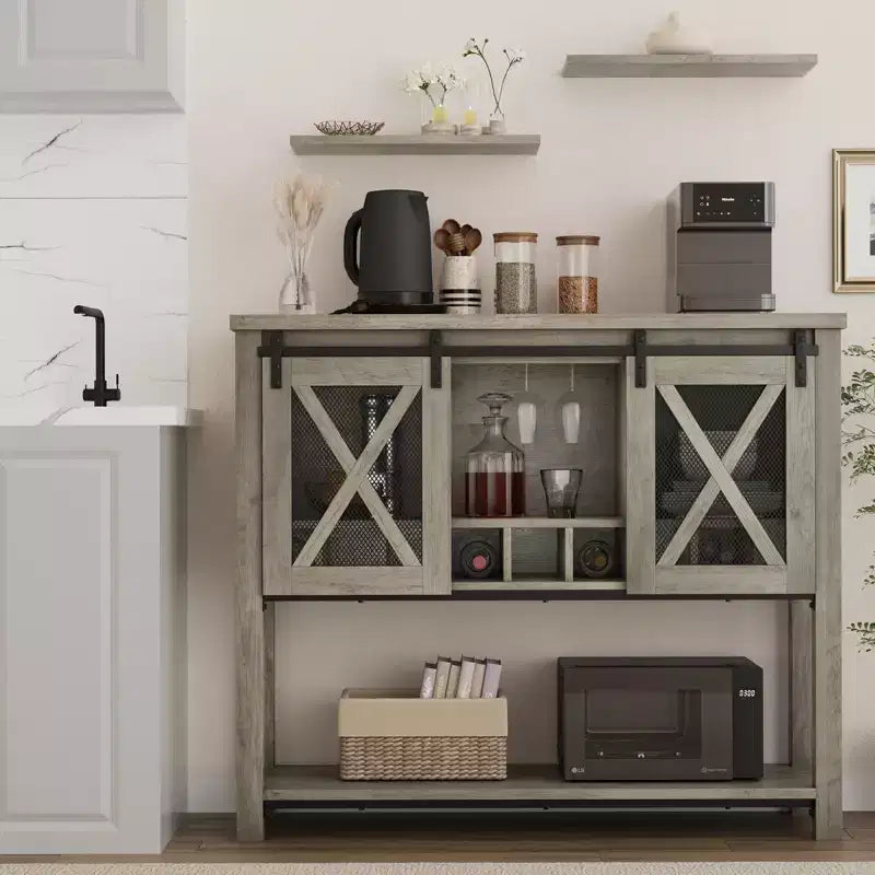 Aparador estilo granja con almacenamiento, mesa para café con puerta corrediza de metal y malla estilo granero, aparador de almacenamiento para cocina con estante inferior