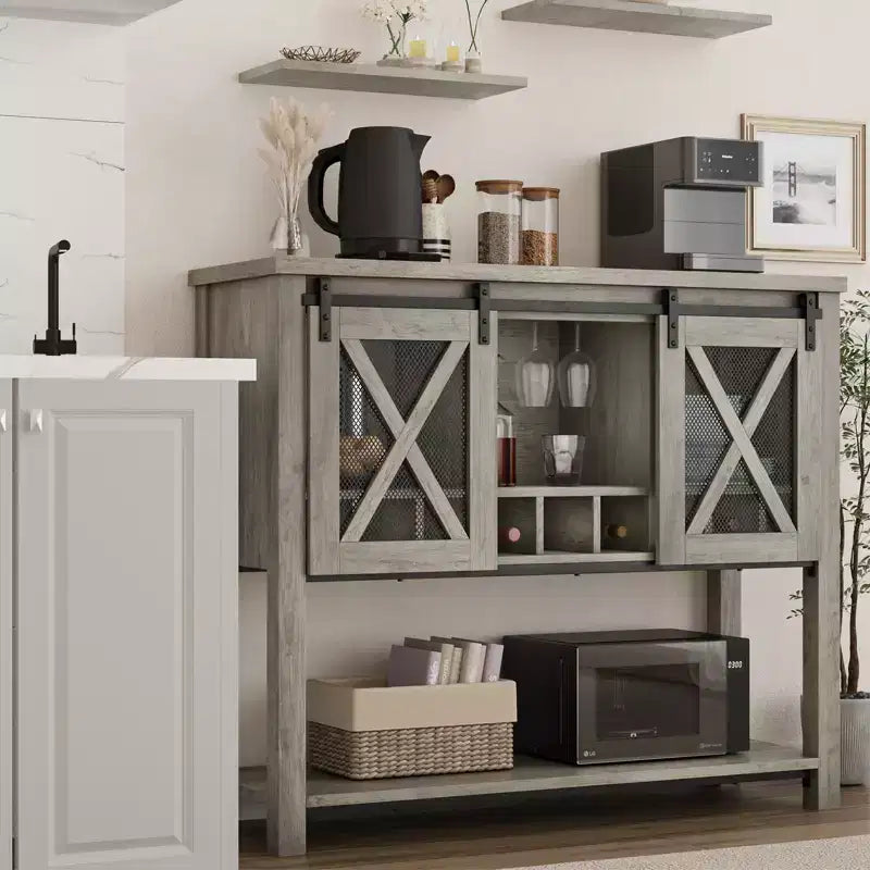 Aparador estilo granja con almacenamiento, mesa para café con puerta corrediza de metal y malla estilo granero, aparador de almacenamiento para cocina con estante inferior