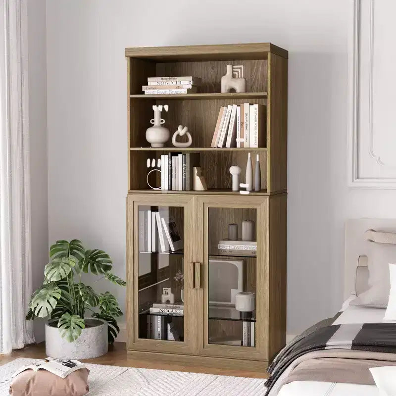 Akzentschrank aus Holz mit verstellbaren Einlegeböden
