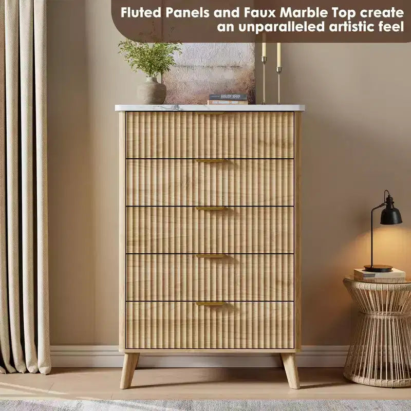 Hohe Kommode mit Rillenfront und 5 Schubladen, 47.2 Zoll, für das Schlafzimmer, moderne Holzkommode mit Kunstmarmorplatte und geschwungenem Profil für Wohnzimmer und Flur