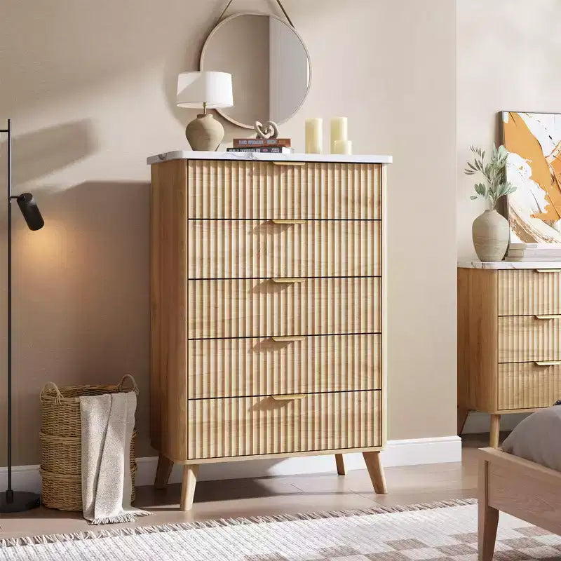 Hohe Kommode mit Rillenfront und 5 Schubladen, 47.2 Zoll, für das Schlafzimmer, moderne Holzkommode mit Kunstmarmorplatte und geschwungenem Profil für Wohnzimmer und Flur
