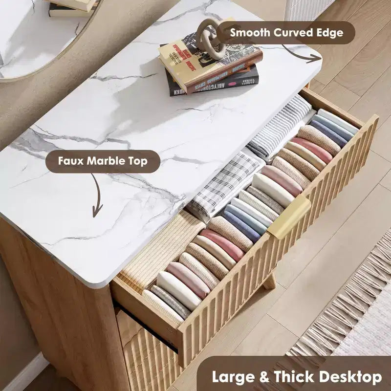 Hohe Kommode mit Rillenfront und 5 Schubladen, 47.2 Zoll, für das Schlafzimmer, moderne Holzkommode mit Kunstmarmorplatte und geschwungenem Profil für Wohnzimmer und Flur