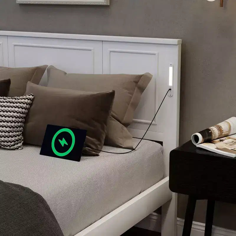 Cadre de lit de style maison de campagne avec tête de lit haute, éclairage LED et station de recharge USB