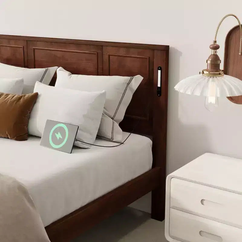Cadre de lit de style maison de campagne avec tête de lit haute, éclairage LED et station de recharge USB