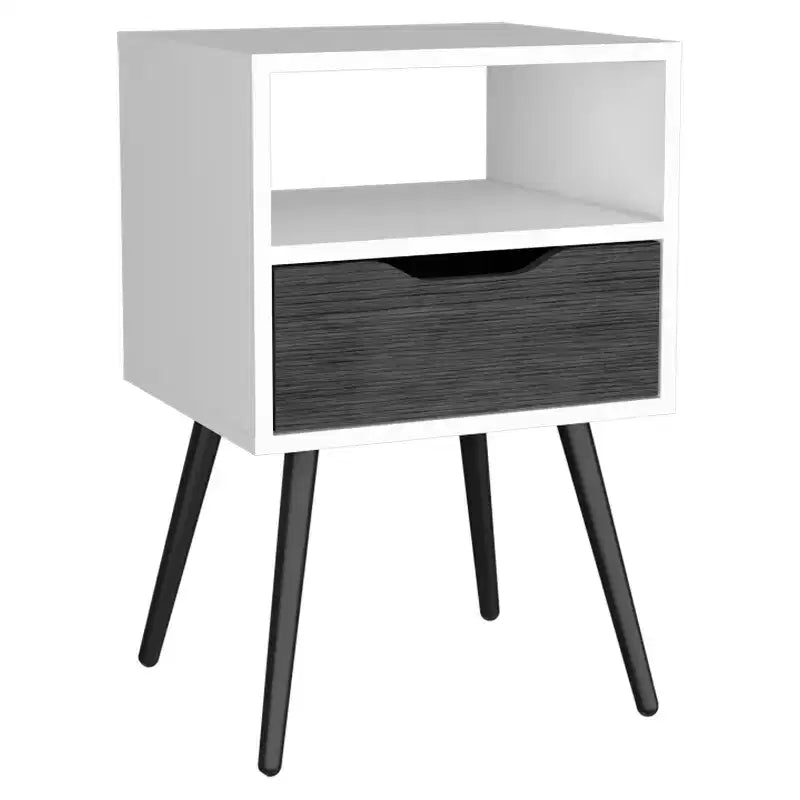Diseñada para la comodidad diaria, esta mesita de noche con superficie superior de calidad, un estante abierto, un cajón y cuatro patas - roble ahumado / blanco ofrece una.