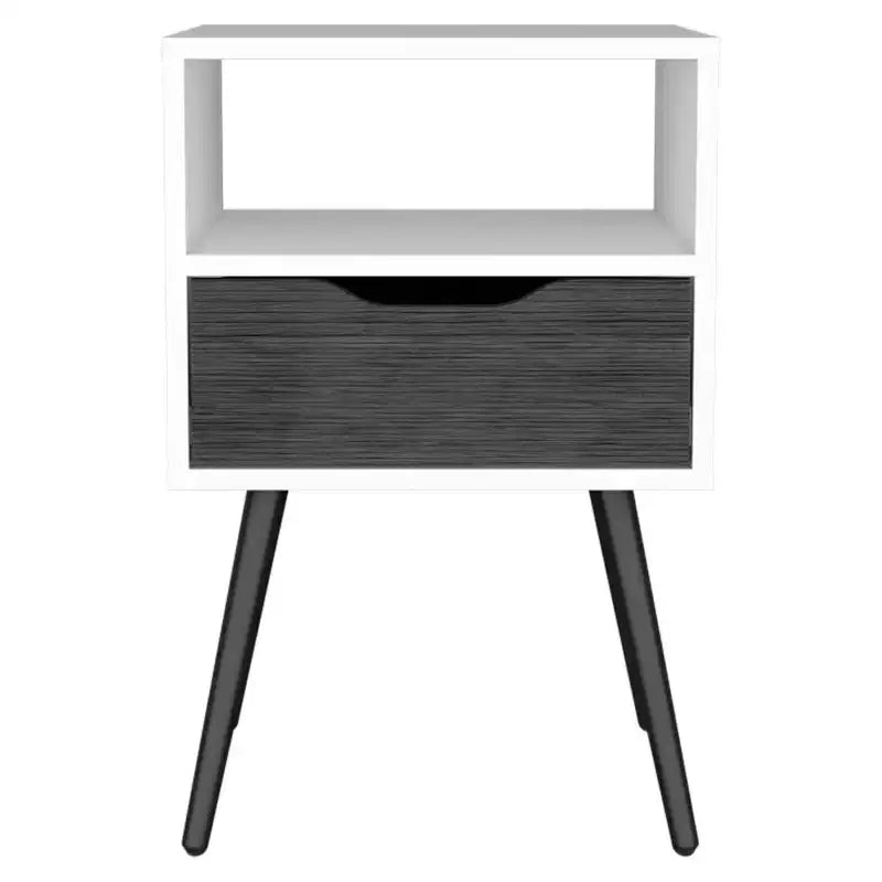 Diseñada para la comodidad diaria, esta mesita de noche con superficie superior de calidad, un estante abierto, un cajón y cuatro patas - roble ahumado / blanco ofrece una.